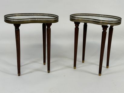 Paire de petites tables rognon en bois mouluré,...