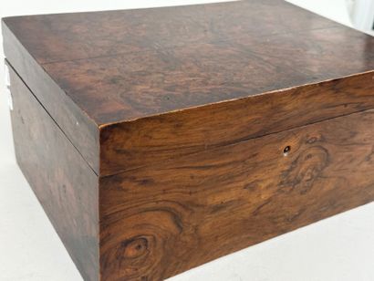 Boîte en bois et placage, l'intérieur compartimenté...