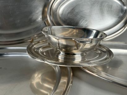 Lot de deux plats de service en métal argenté...