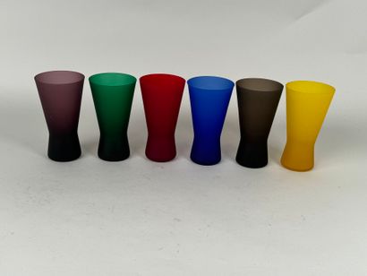 Lot de six verres en verre coloré dépoli.
H....