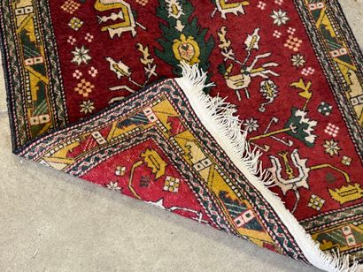 Tapis d'orient en laine nouée main à décor...