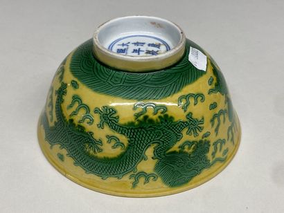 CHINA, 20th century.
Bowl in yellow and green...
