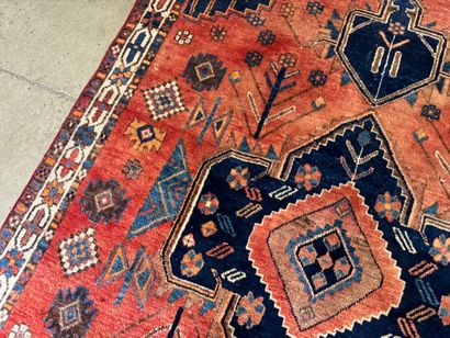Tapis d'orient en laine nouée main à décor...