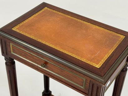 Petite table en bois mouluré ouvrant par...