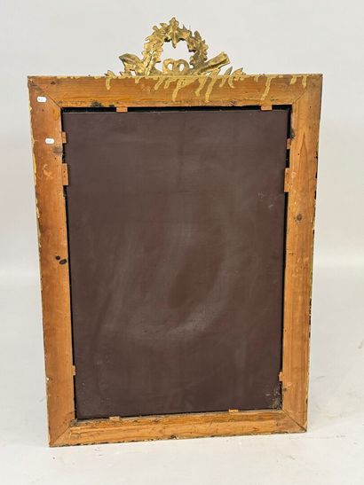 Miroir en bois et stuc redoré à décor de...