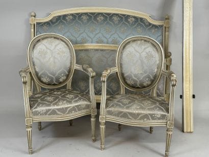 Partie de mobilier de chambre en bois mouluré...