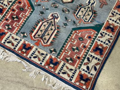 Petit tapis d'orient en laine nouée main...