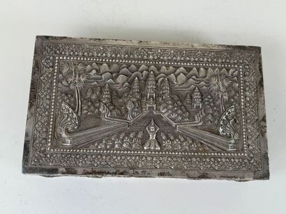 Boite rectangulaire en métal argenté à décor...