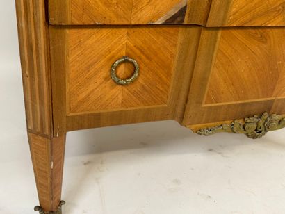 Commode en bois et placage ouvrant par trois...