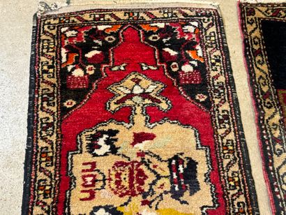 Lot de 3 petits tapis d'orient en laine nouée...