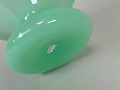 Crachoir en opaline verte.
H. 13 cm.
D. 22...