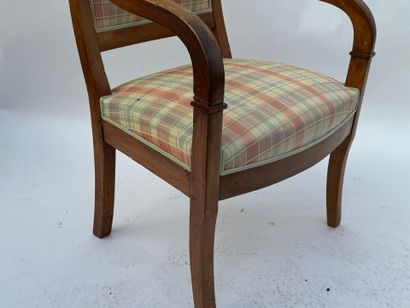 Fauteuil en bois fruitier.
Travail rustique...