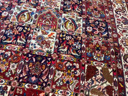 IRAN, XXe.
Important tapis en laine nouée...