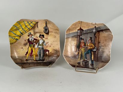 Paire de plats en porcelaine polychrome à...