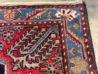 Tapis d'orient en laine nouée main à décor...