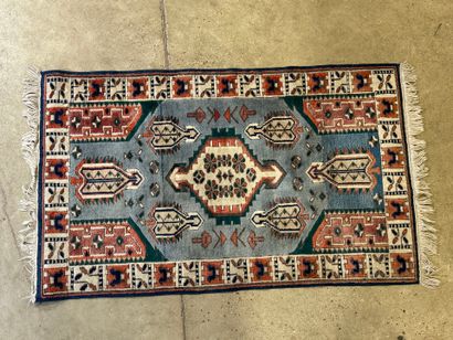 Petit tapis d'orient en laine nouée main...