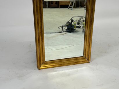 Miroir rectangulaire en bois doré, le verre...