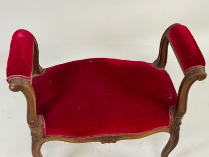 Molded wood bench, red velvet upholstery.
Louis...