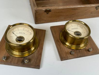 Ampèremètre et voltmètre en laiton.
Présentés...