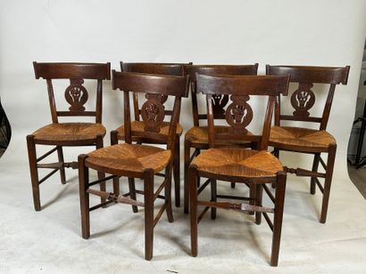Suite de six chaises en chêne mouluré et...