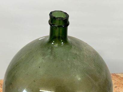 Dame Jeanne in colored glass.
H. 48 cm.