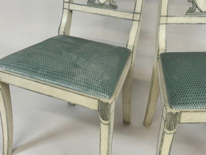 Paire de chaises en bois laqué et peint,...