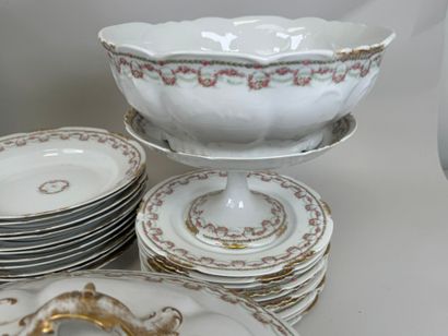 Partie de service de table en porcelaine...