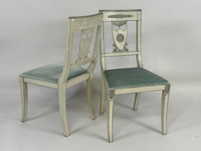 Paire de chaises en bois laqué et peint,...