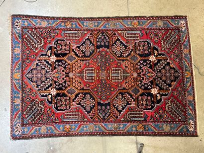 Tapis d'orient en laine nouée main à décor...