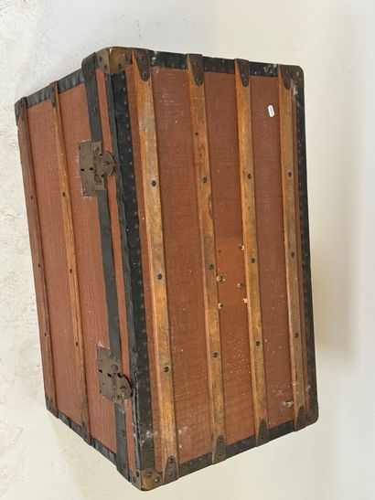 Malle rectangulaire en laiton, métal et bois...