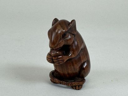 JAPON,XXe.
Netsuke en bois sculpté figurant...