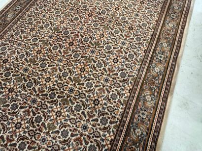 Important tapis en laine nouée main à décor...