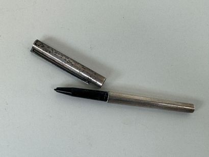 S.T DUPONT.
Stylo feutre en argent, le fut...
