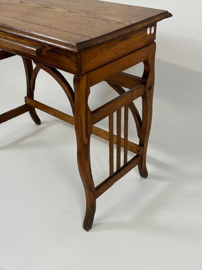 Petit bureau en chêne ouvrant par un tiroir...