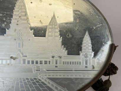 Miroir mural ovale à décor gravé d'un palais,...