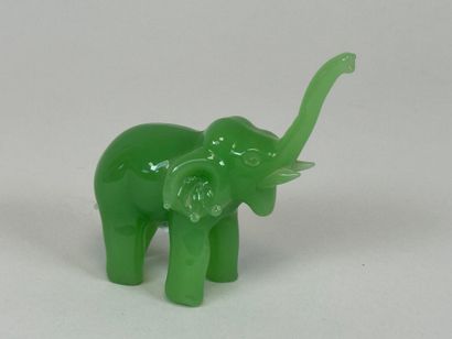 Petit sujet figurant un éléphant en pierre...