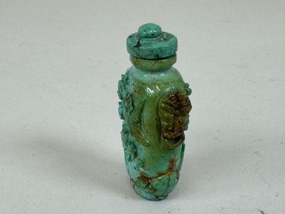CHINE, XXe.
Tabatière en pierre dure à décor...