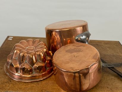 Lot de cuivres comprenant deux casseroles,...