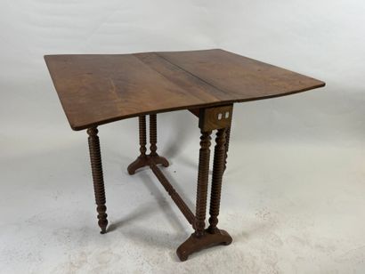 Table gate-leg en acajou, le plateau rectangulaire...