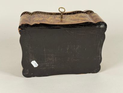JAPAN, 20th century.
Scrolled lacquer box...