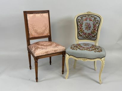 Chaise en bois mouluré, la garniture de soie...