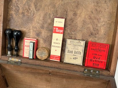 Boîte en bois et placage, l'intérieur compartimenté...
