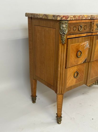 Commode en bois et placage ouvrant par trois...