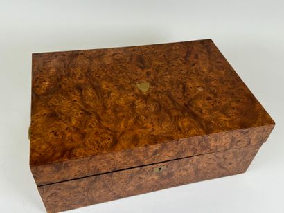 Grand coffret rectangulaire marqueté en loupe...