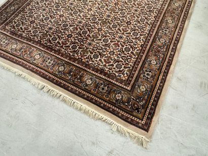 Important tapis en laine nouée main à décor...
