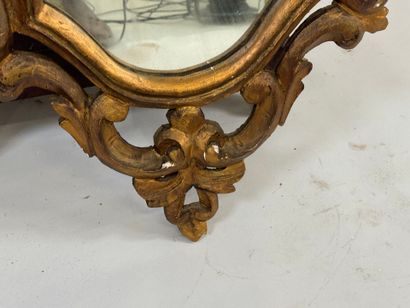Miroir en bois doré et sculpté de forme mouvementée...