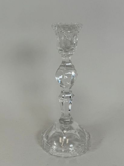 Bougeoir en cristal à décor facetté.
H. 25,5...