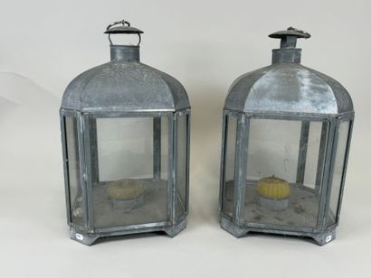Pair of zinc and glass lanterns.
46 x 26...