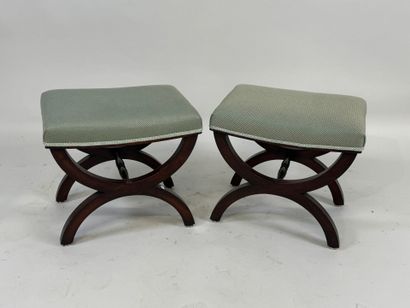 Paire de repose-pieds curule en bois teinté.
42...