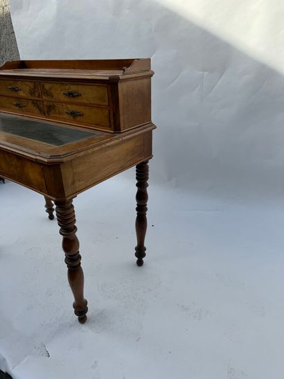 Petit bureau à gradin en noyer et placage...